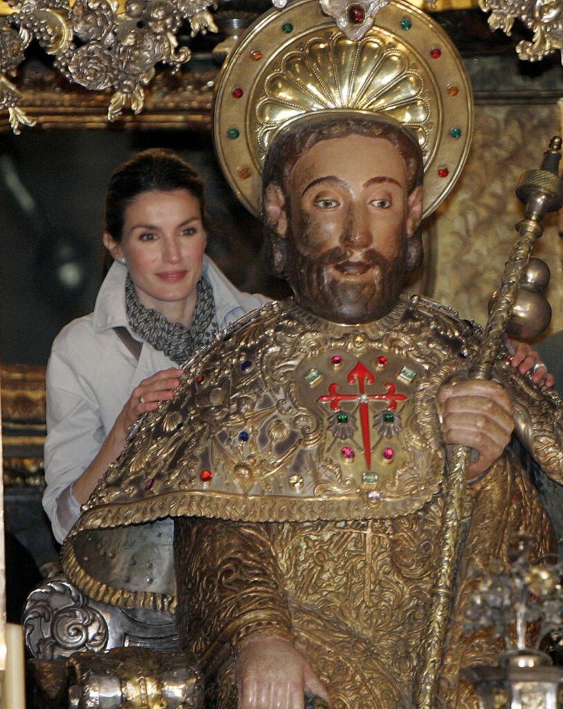 Queen Letizia of Spain hugging Saint James in the Cathedral.